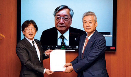 左から江澤常任理事、中尾委員長、松本会長