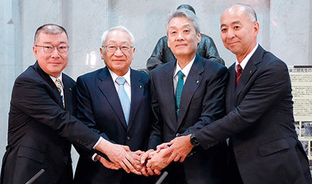左から釜萢副会長、茂松副会長、松本会長、角田副会長