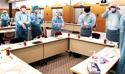 松本会長も参加したPPEの着脱訓練