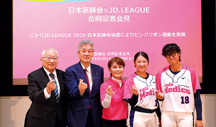 左から茂松副会長、松本会長、宇津木JDリーグ副会長、今田主将、後藤選手